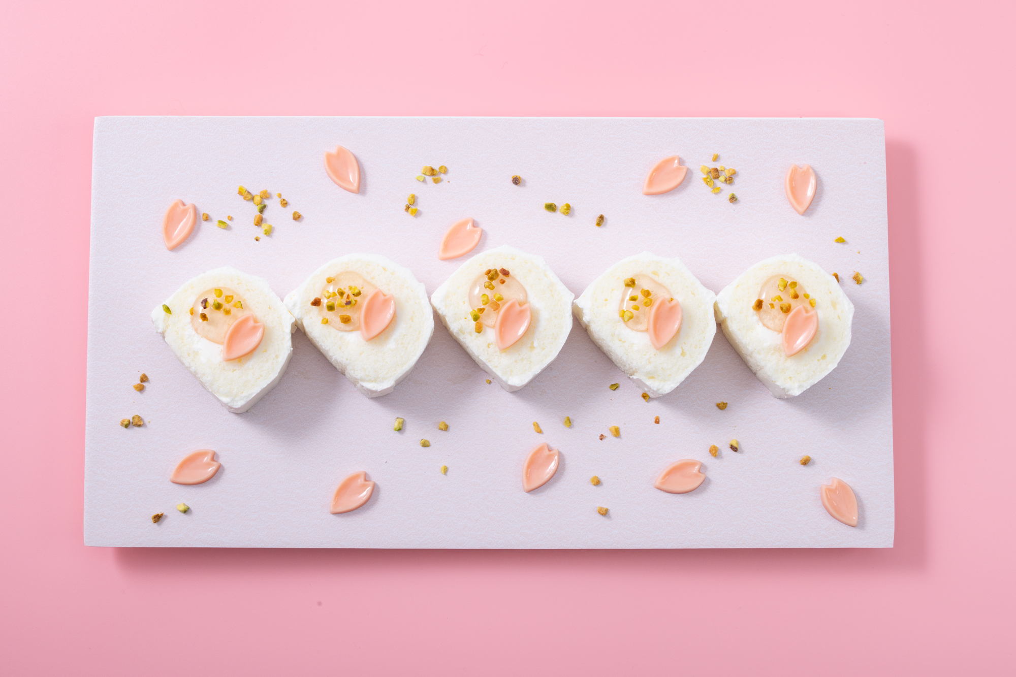 春のロールケーキ 桜チョコチップ付き (6個)